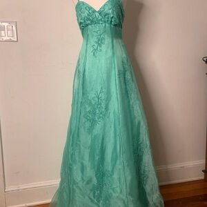 Green lace maxi dress with floral embroidery #fairycore #prom #eveningwear